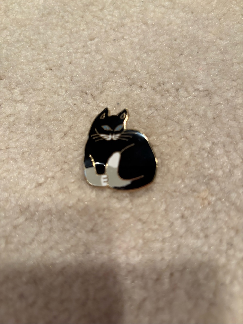 Black & White Cat Brooch Pin – Cute Feline Accessory